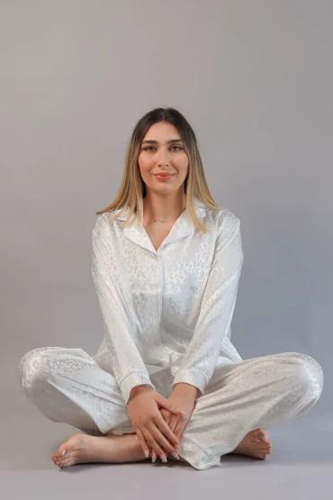 Pyjama en satin blanc élégant de Noom, parfait pour les soirées confortables. Achetez pyjama Noom pour un style raffiné.
