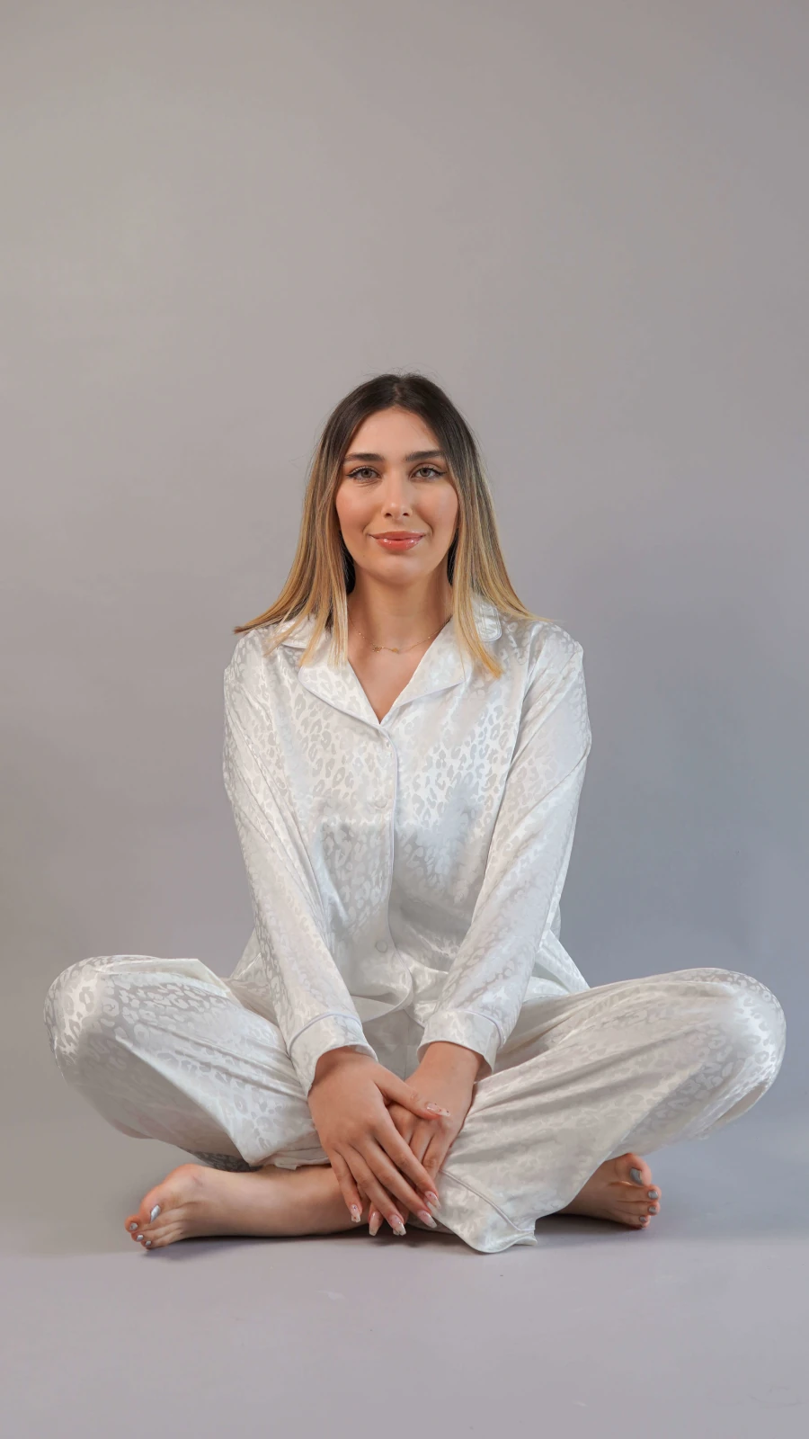 edition-noom Pyjama en satin blanc élégant de Noom, parfait pour les soirées confortables. Achetez pyjama Noom pour un style raffiné.