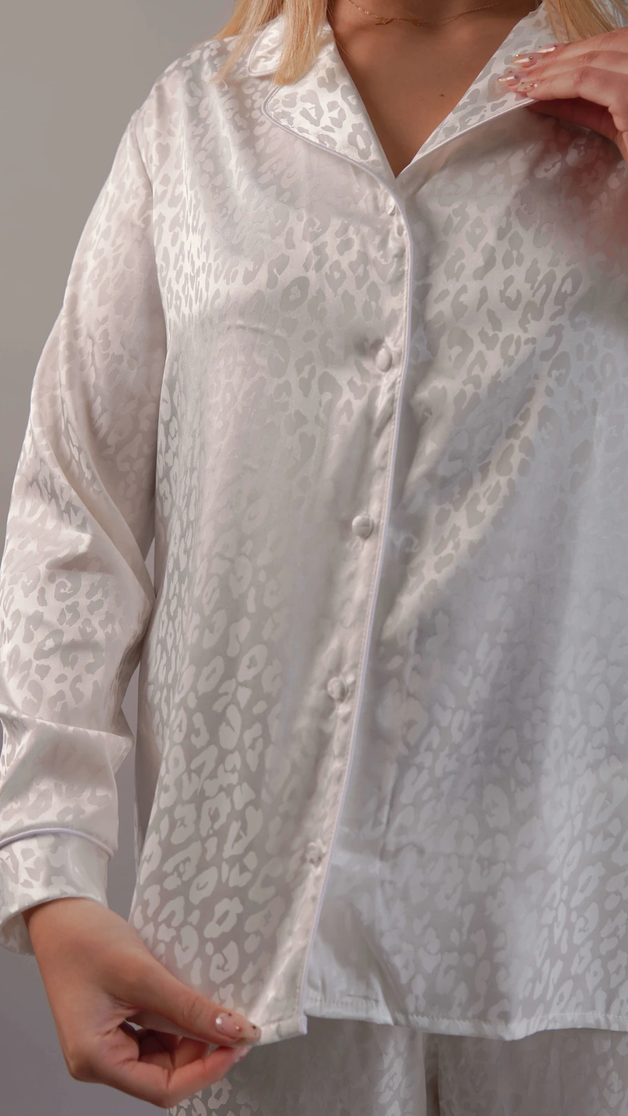 edition-noom1 Pyjama Noom blanc satin à motif léopard pour femmes, élégant et confortable.