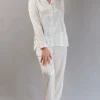 edition-noom2 Pyjama élégant en satin blanc pour femme de Noom, parfait pour un confort nocturne.