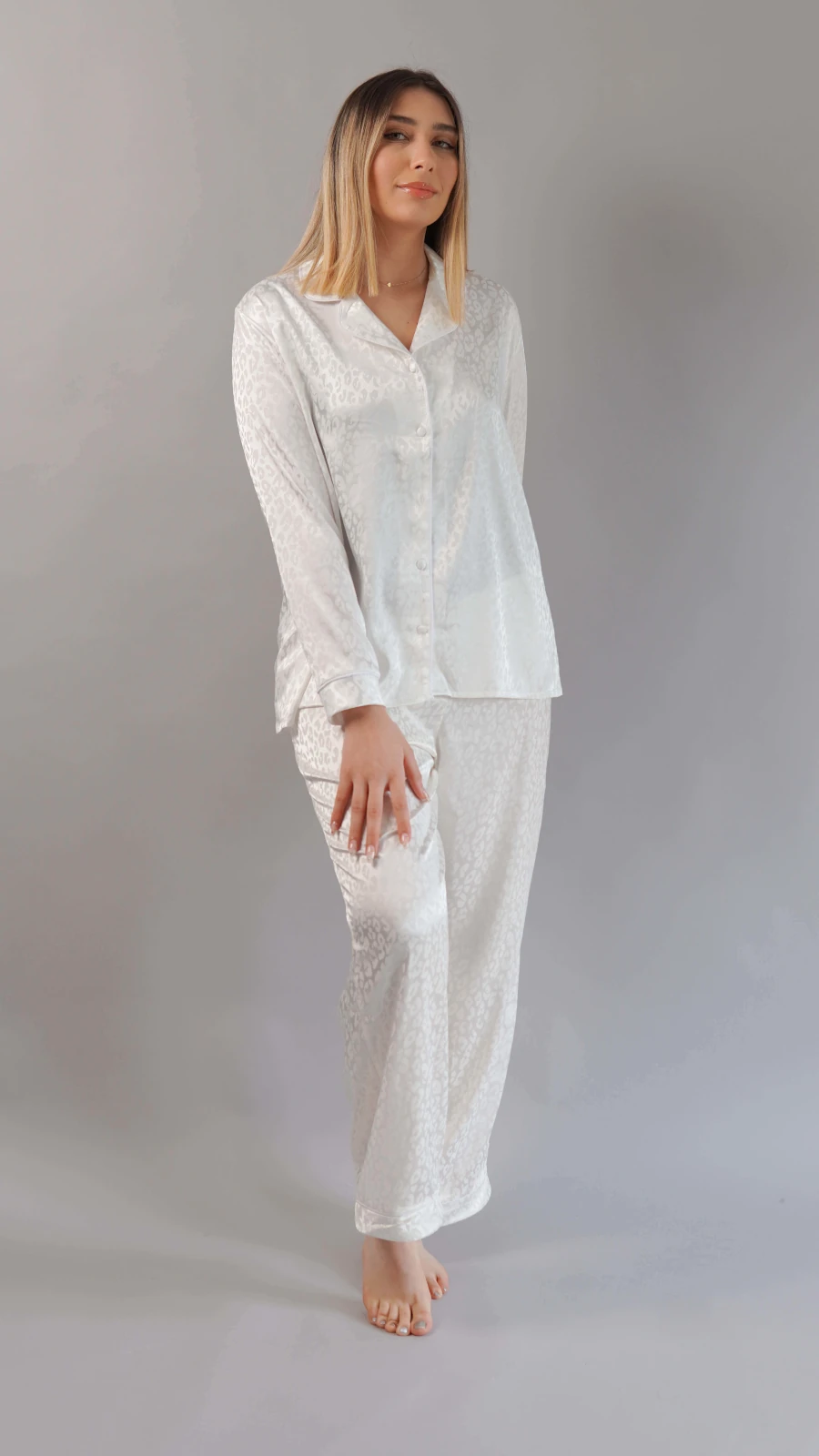 edition-noom2 Pyjama élégant en satin blanc pour femme de Noom, parfait pour un confort nocturne.
