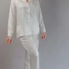 edition-noom3 Pyjama Noom en satin blanc pour femme, élégant et confortable, parfait pour la nuit.