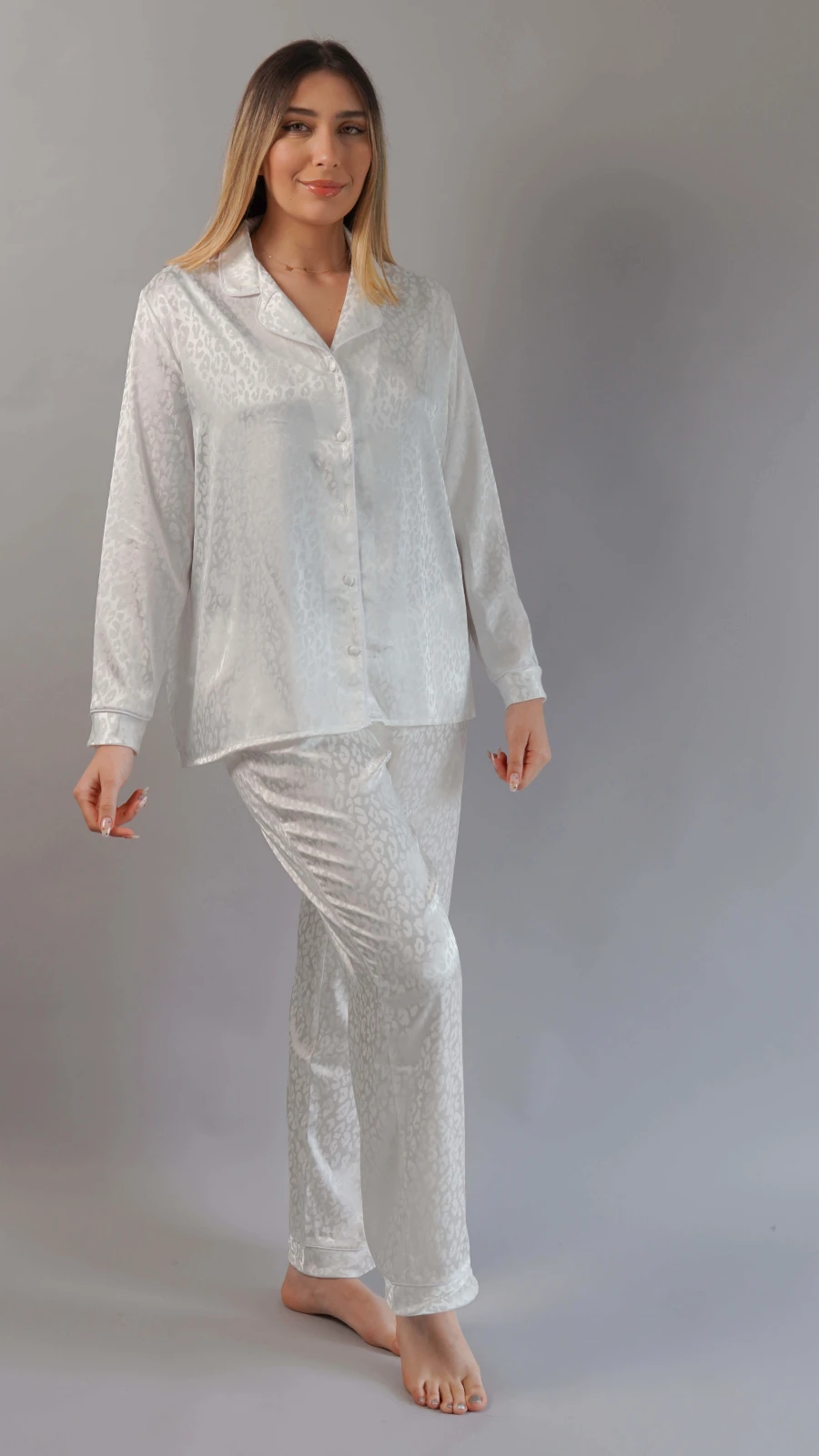 edition-noom3 Pyjama Noom en satin blanc pour femme, élégant et confortable, parfait pour la nuit.