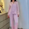 noom-pssps-pink Pyjama satin rose, élégant et doux, idéal pour des nuits confortables avec une touche de luxe et de style.