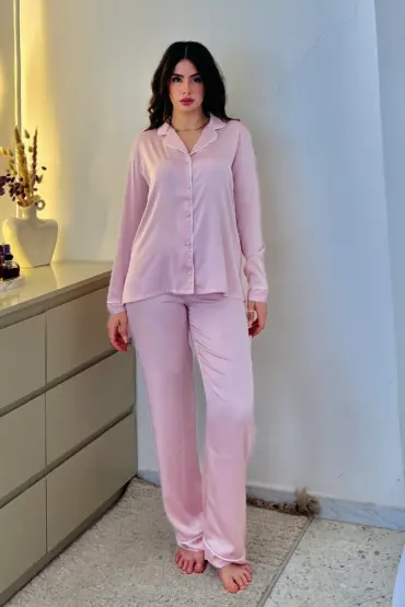 Pyjama satin rose, élégant et doux, idéal pour des nuits confortables avec une touche de luxe et de style.