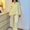 noom-pssps-yellow Pyjama satin jaune doux, élégant et confortable, parfait pour une tenue d'intérieur raffinée.