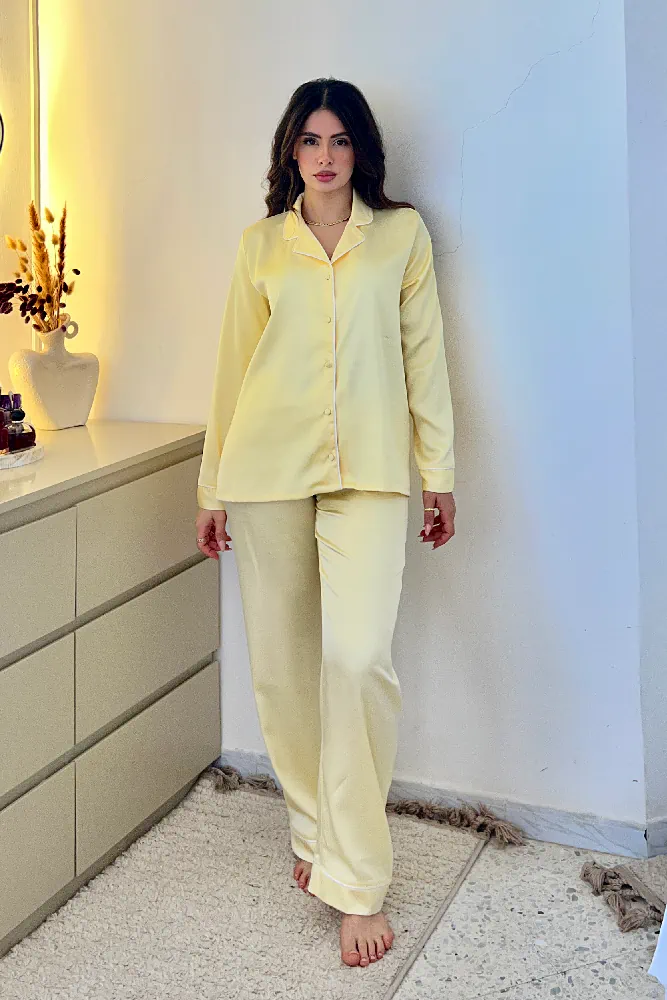 noom-pssps-yellow Pyjama satin jaune doux, élégant et confortable, parfait pour une tenue d'intérieur raffinée.