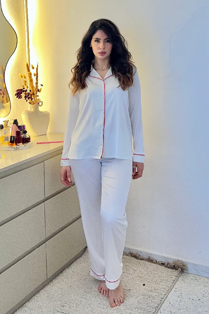 noom-pssps Pyjama satin blanc avec finitions rouges, élégant et confortable, parfait pour une tenue d'intérieur raffinée.