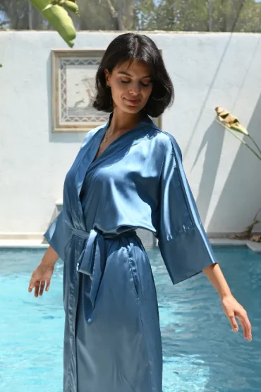 Pyjama kimono en satin bleu, style luxueux de vêtement de nuit élégant et confortable.