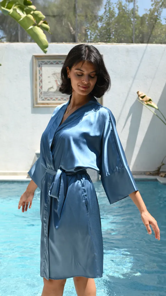 Pyjama kimono en satin bleu, style luxueux de vêtement de nuit élégant et confortable.