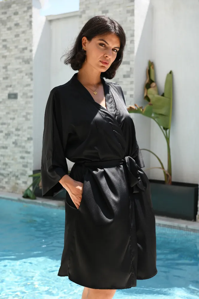Pyjama kimono en satin noir, style élégant, vêtement de nuit luxueux et confortable.