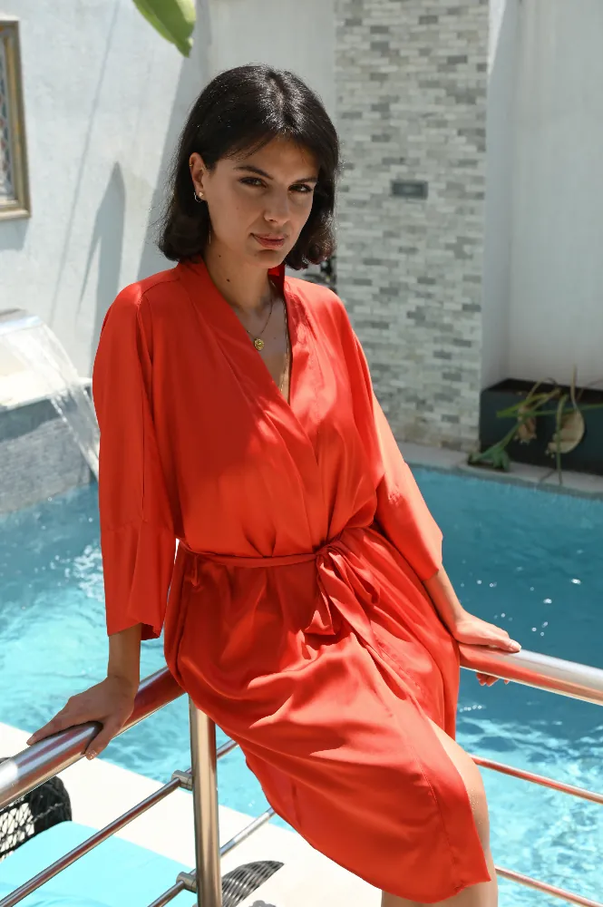Kimono soie rouge vif, manches longues, élégant et confortable pour tenue d'intérieur ou vêtement de nuit luxueux.