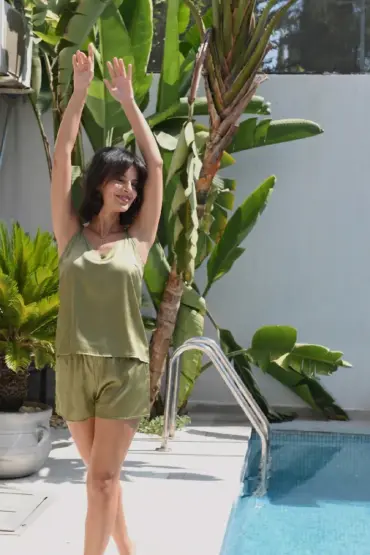 Pyjama satin vert olivier, léger et élégant, parfait pour une tenue d'intérieur confortable et raffinée.