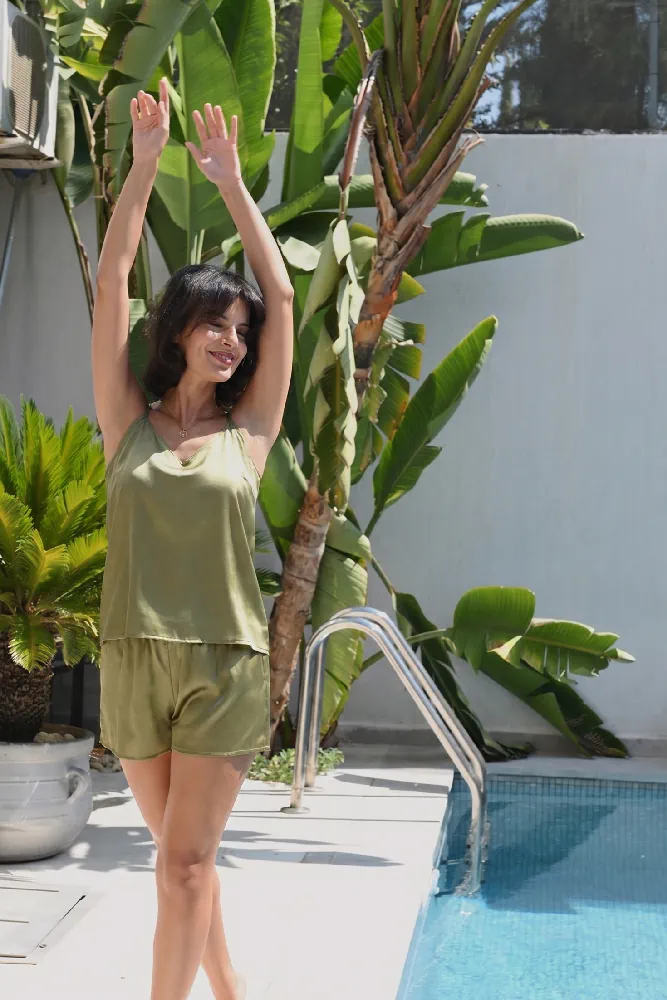 Pyjama satin vert olivier, léger et élégant, parfait pour une tenue d'intérieur confortable et raffinée.