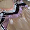 Ensemble de pyjama satin élégant, avec des coloris doux et variés, parfait pour une tenue d'intérieur confortable.