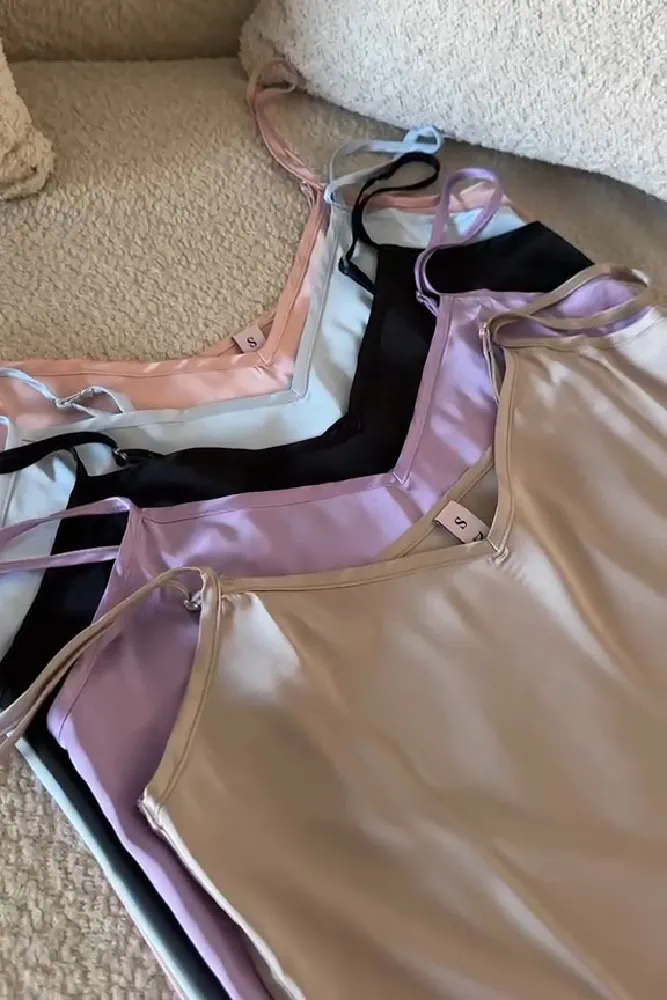 Ensemble de pyjama satin élégant, avec des coloris doux et variés, parfait pour une tenue d'intérieur confortable.
