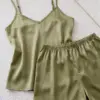 Pyjama satin vert olive, doux et léger, composé d'un débardeur à bretelles et d'un short, idéal pour une tenue d'intérieur confortable.