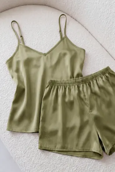 Pyjama satin vert olive, doux et léger, composé d'un débardeur à bretelles et d'un short, idéal pour une tenue d'intérieur confortable.