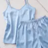 Pyjama satin bleu clair, ensemble débardeur et short, idéal pour une tenue d'intérieur élégante et confortable.
