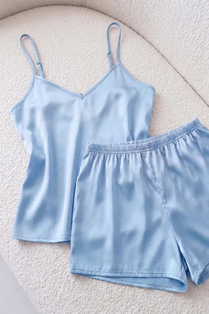 Pyjama satin bleu clair, ensemble débardeur et short, idéal pour une tenue d'intérieur élégante et confortable.