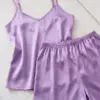Pyjama satin lilas à bretelles fines, confortable et léger, idéal comme tenue d'intérieur pour des nuits relaxantes.