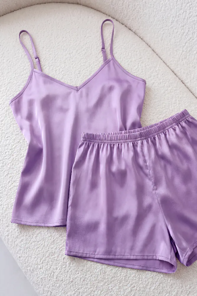 Pyjama satin lilas à bretelles fines, confortable et léger, idéal comme tenue d'intérieur pour des nuits relaxantes.