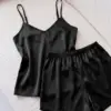 Ensemble de pyjama satin noir, élégant et confortable, idéal pour des nuits relaxantes en tenue d'intérieur raffinée.