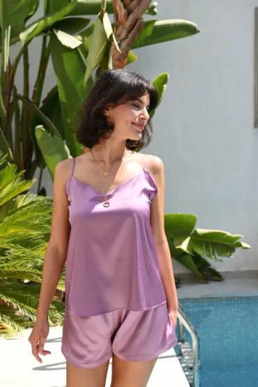 Pyjama satin mauve élégant, style débardeur et short, idéal comme vêtement de nuit luxueux d'été.