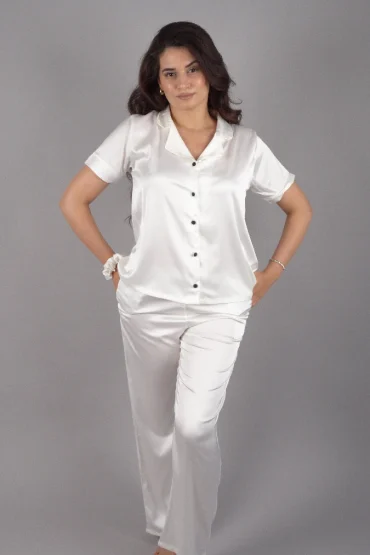 Pyjama satin blanc luxueux, manches courtes, style classique pour une tenue d'intérieur élégante.
