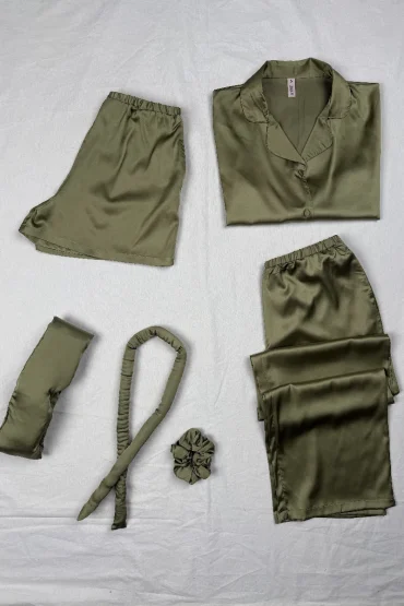 Pyjama satin vert olive, style classique avec chemise et pantalon, idéal comme vêtement de nuit luxueux.