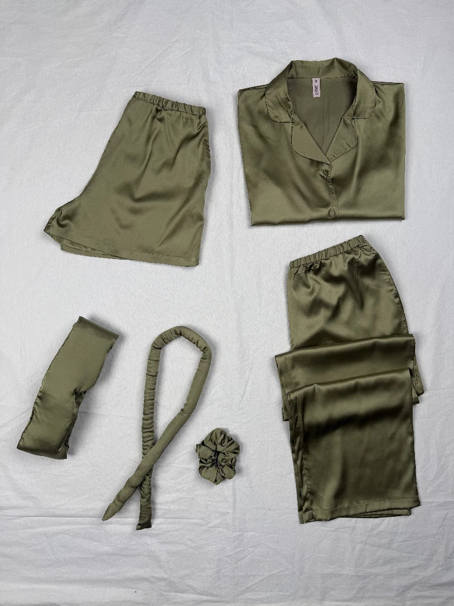 Pyjama satin vert olive, style classique avec chemise et pantalon, idéal comme vêtement de nuit luxueux.