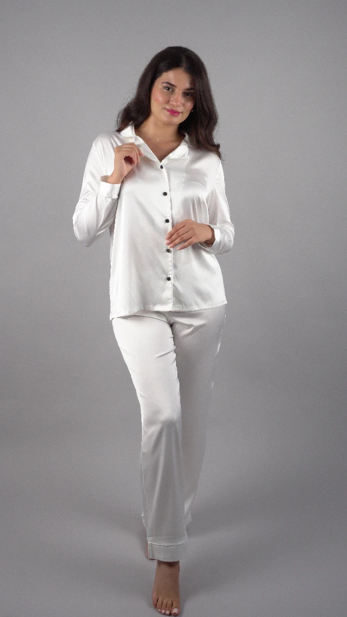Pyjama satin blanc, style chemise et pantalon, vêtement de nuit luxueux et élégant.
