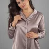 Pyjama satin taupe, style boutonné élégant, idéal pour tenue d'intérieur.