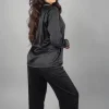 Pyjama satin noir élégant pour femme, confortable et doux, idéal comme vêtement de nuit luxueux.
