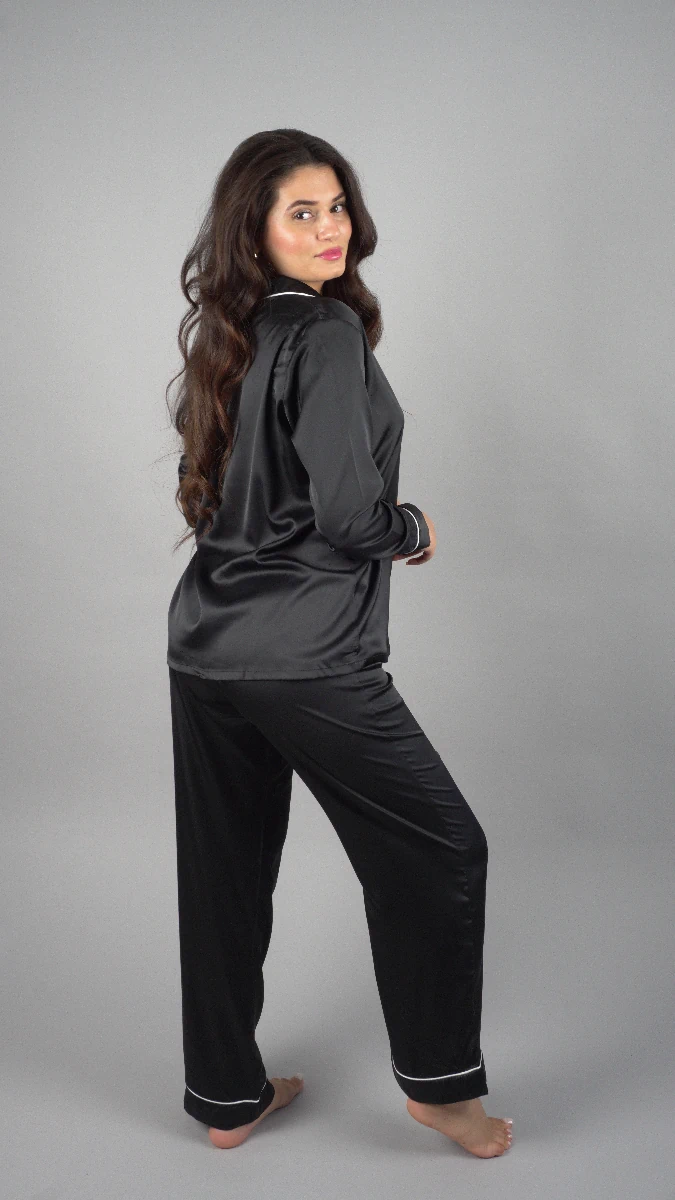 Pyjama satin noir élégant pour femme, confortable et doux, idéal comme vêtement de nuit luxueux.