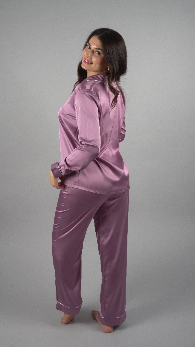 Pyjama satin mauve, élégant et fluide, idéal comme vêtement de nuit luxueux et confortable.