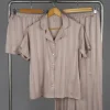 pack-6-pieces-beige-fonce-raye Pyjama satin beige rayé, chemise manches courtes et pantalon, vêtement de nuit luxueux idéal pour confort élégant.