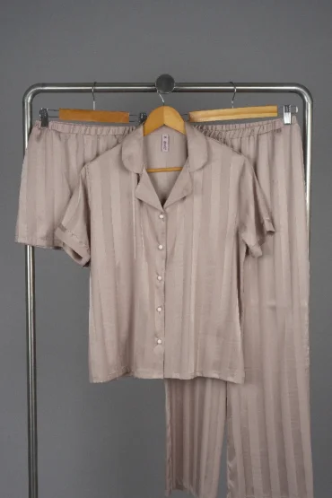 Pyjama satin beige rayé, chemise manches courtes et pantalon, vêtement de nuit luxueux idéal pour confort élégant.