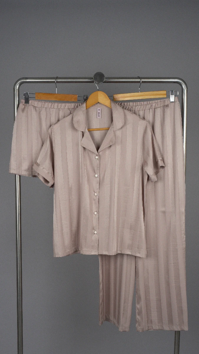 pack-6-pieces-beige-fonce-raye Pyjama satin beige rayé, chemise manches courtes et pantalon, vêtement de nuit luxueux idéal pour confort élégant.