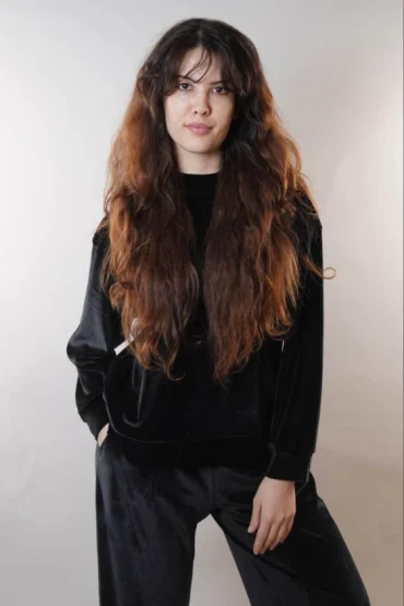 Pyjama en velours noir, style décontracté, tenue d'intérieur chaude et élégante pour confort maximal.