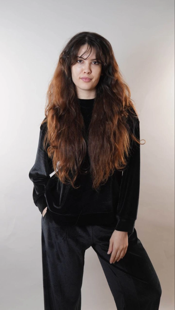 Pyjama en velours noir, style décontracté, tenue d'intérieur chaude et élégante pour confort maximal.