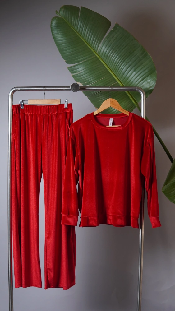 Pyjama velours rouge confortable, style ample, idéal comme vêtement de nuit luxueux et tenue d'intérieur.