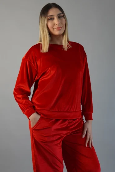 Pyjama velours rouge élégant, coupe ample, parfait tenue d'intérieur chic et vêtement de nuit luxueux.