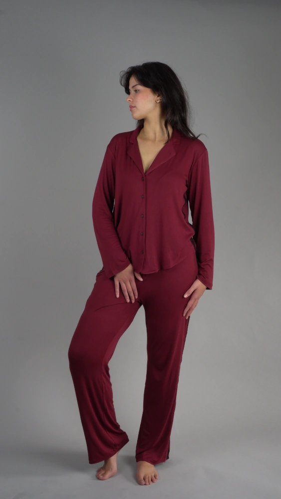 Pyjama bordeaux en coton doux, style confortable, vêtement de nuit luxueux élégant et chaud.