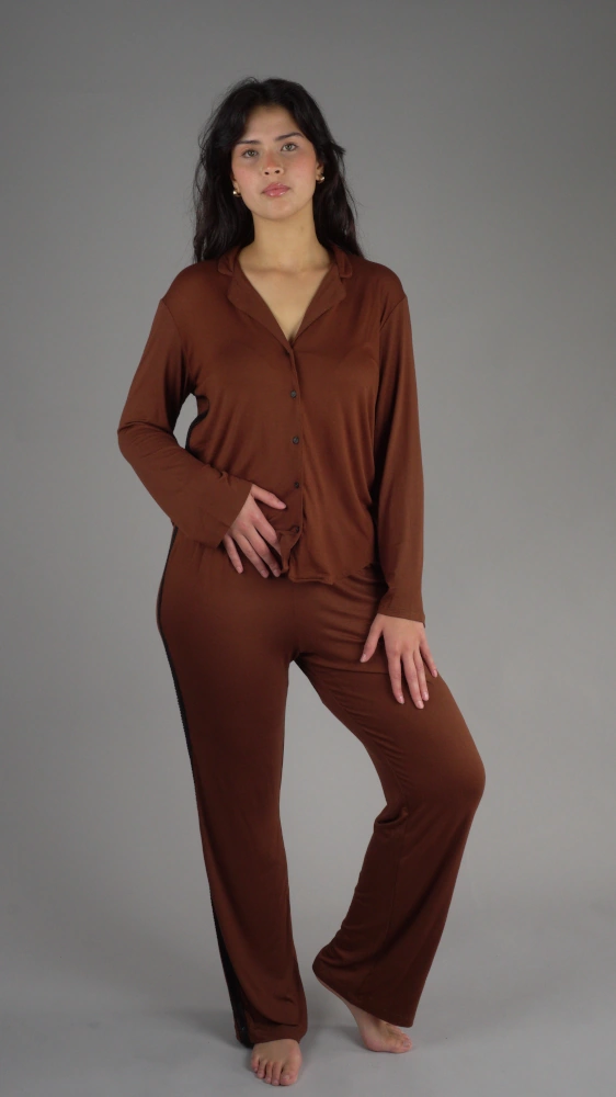 Pyjama chaud marron en coton, style décontracté, idéal comme vêtement de nuit confortable.
