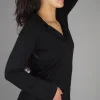 Pyjama noir en coton doux, style classique, idéale comme tenue d'intérieur pour un confort luxueux.