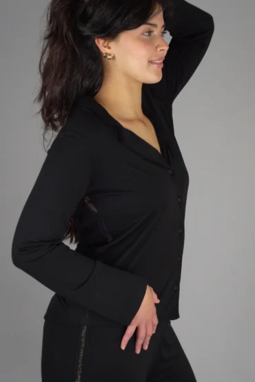 Pyjama noir en coton doux, style classique, idéale comme tenue d'intérieur pour un confort luxueux.