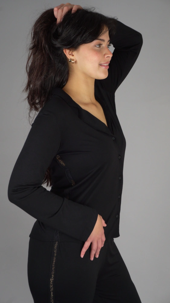 Pyjama noir en coton doux, style classique, idéale comme tenue d'intérieur pour un confort luxueux.