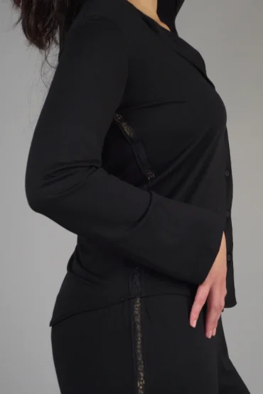 Pyjama noir chic en coton, style décontracté avec détails de dentelle, parfait pour tenue d'intérieur.