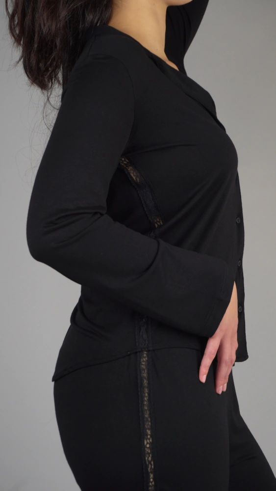 Pyjama noir chic en coton, style décontracté avec détails de dentelle, parfait pour tenue d'intérieur.
